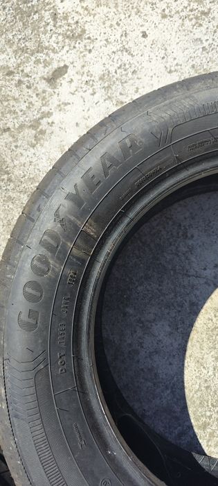 Vând 2 cauciucuri unul Goodyear 215 65 R17 și unul  Pirelli 235 55 R 19