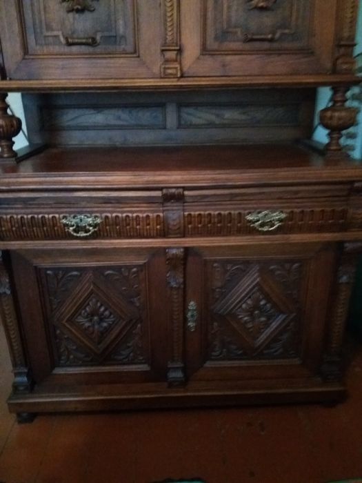 Старинный дубовый буфет.