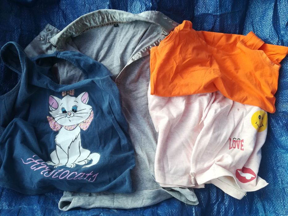 Pachet.sutiene nr 3 ,tricouri ,teniși.