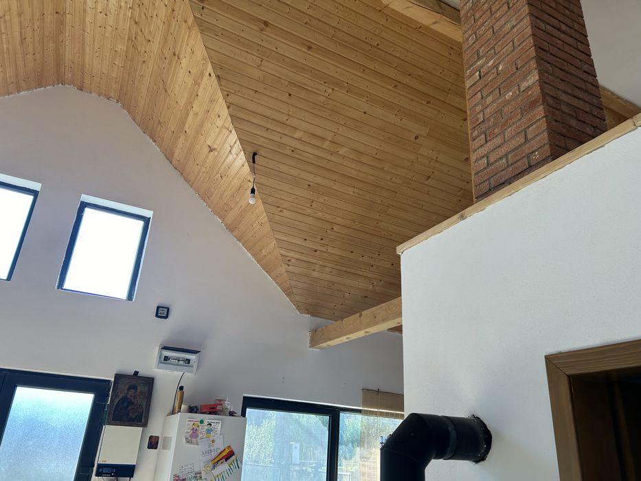 Casă modernă off-grid cu curte mare, sobă șemineu și panouri solar