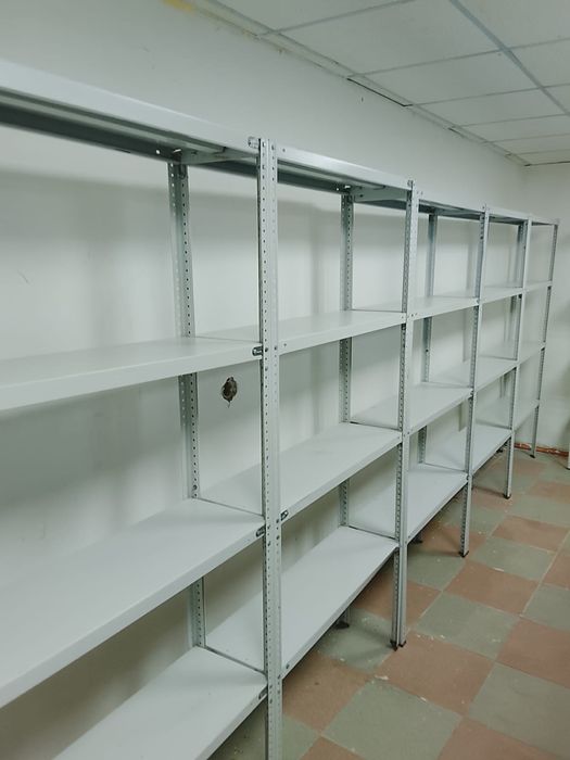 Металлические стеллажи.