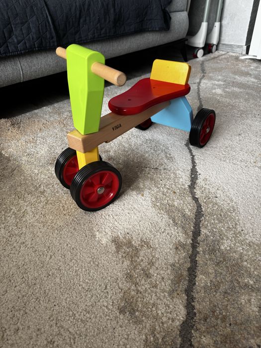 Дървена четириколка за деца