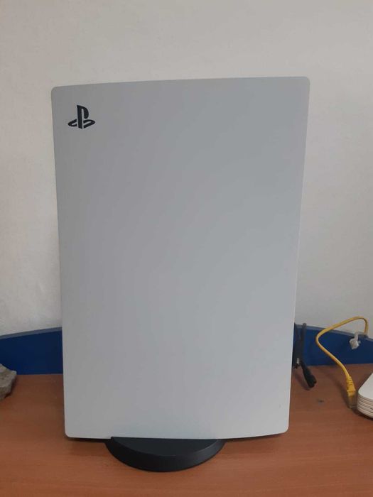 Vând consola Playstation 5 digital 825GB cu 2 controllere