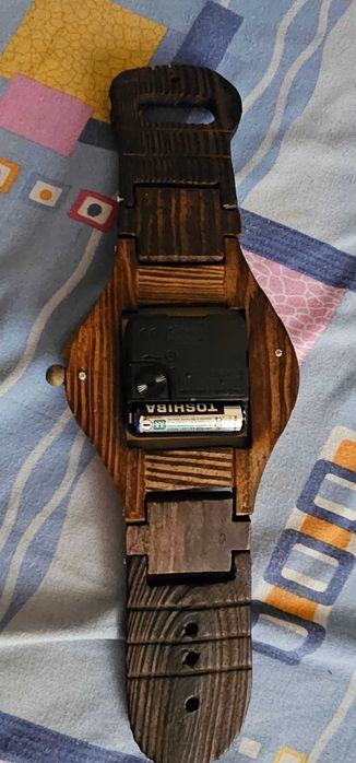 Ceas bratara din lemn maro