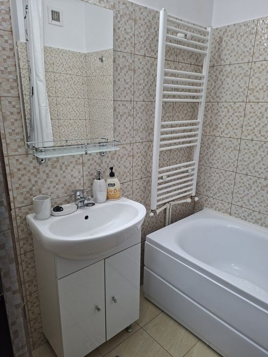 Închiriez garsoniera