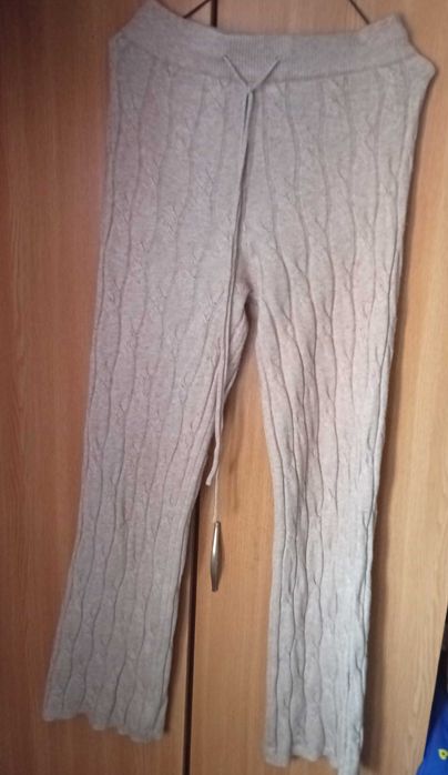 Pantaloni evazați
