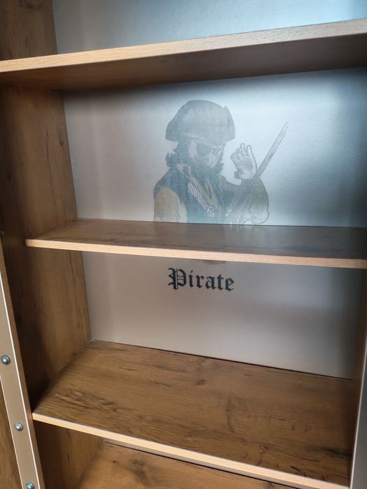 Детска библиотека с пиратски мотив
