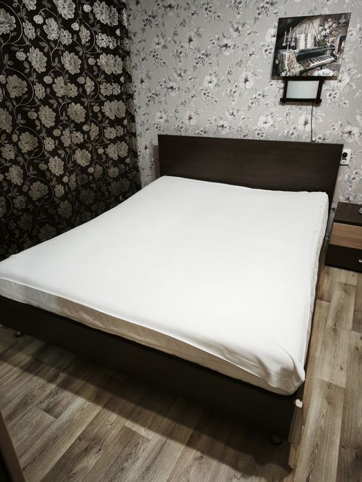 Кровать с матрасом, комод.