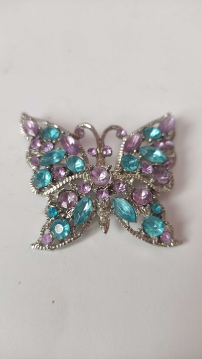 Красиви брошки от метал и камъчета