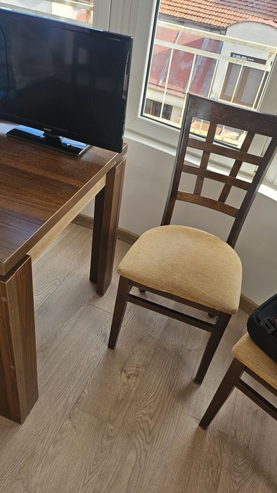 Маса трапезна -дървена, масивна 200 лв.