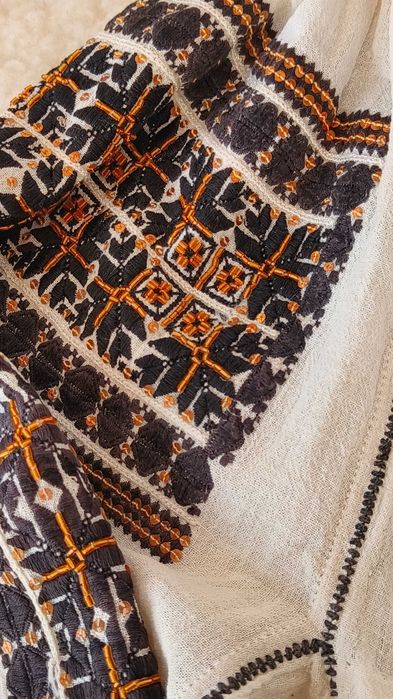 Costum popular cusut manual