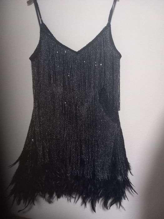 Rochie cu pene si franjuri stralucitori