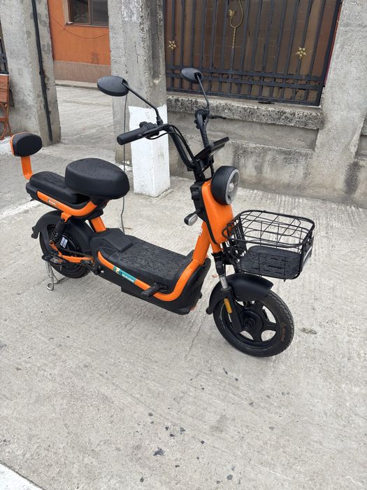 Scuter electric moped electric urban, cu două locuri.