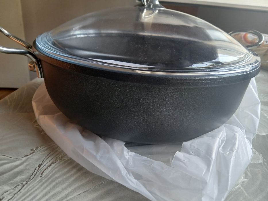 Нова чугунена тенджера