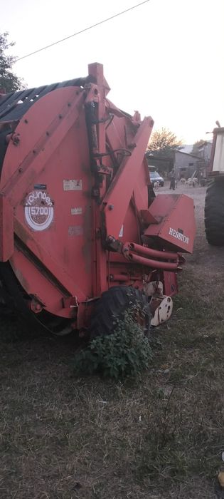 Vând balotieră Hesston 570