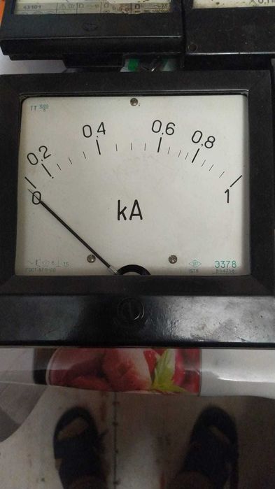 Измерительные приборы: амперметры, манометры и др.