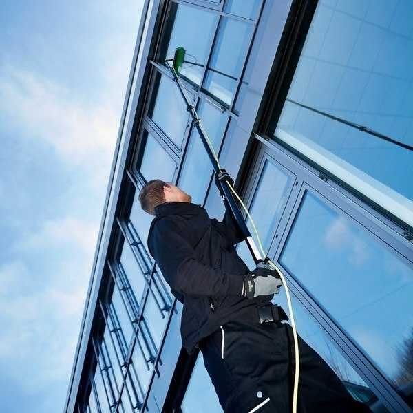 Fasadlar, oynalar va vitrajlarni sifatli yuvish xizmatlari.