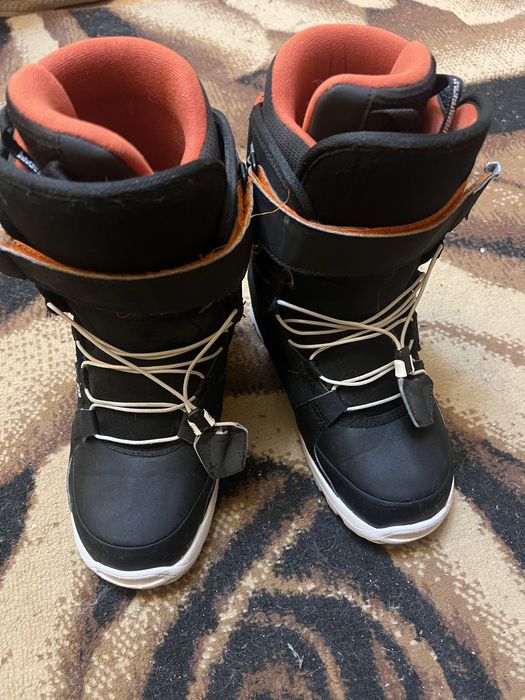 Продавам сноуборд обувки.