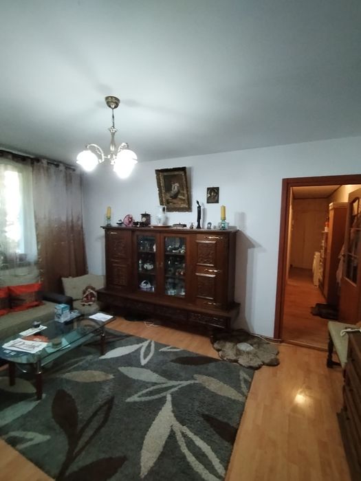 Vând apartament 4 camere parter