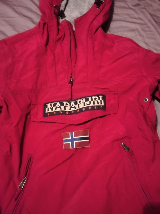 Продавам червено napapijri