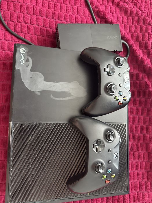 Vand Xbox one cu doua manete