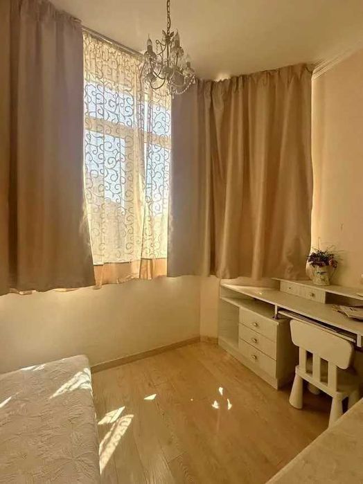 Дава се под наем Тристаен апартамент в София, Зона Б-18 - 100 кв.м за 765 € - Снимка #2