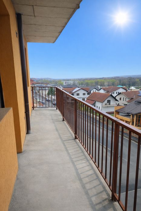 Apartament nou, spațios și foarte luminos, situat într-o zonă liniștit