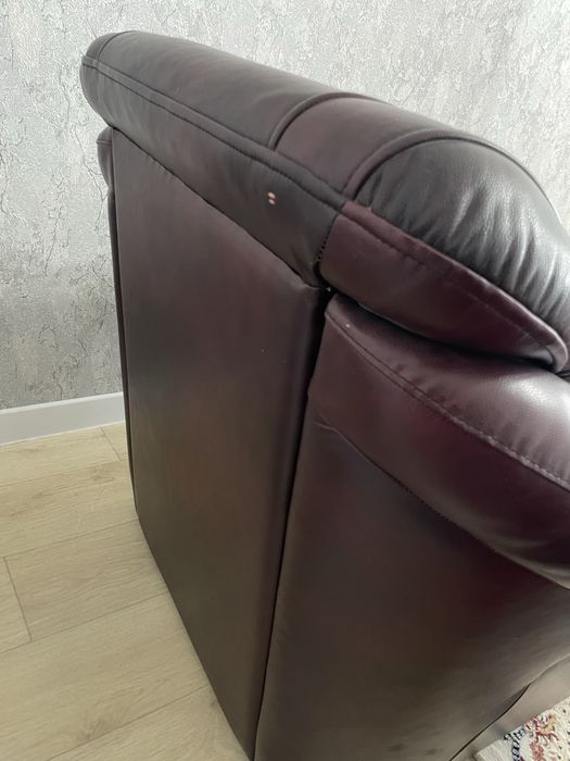 Продам 2 кожанных кресел.