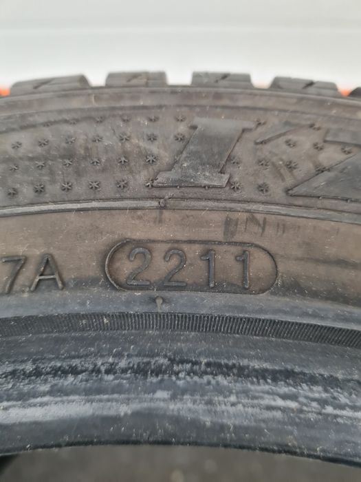 Зимни гуми 2 броя KUMHO Izen KW23 155 60 R15 дот 1122
