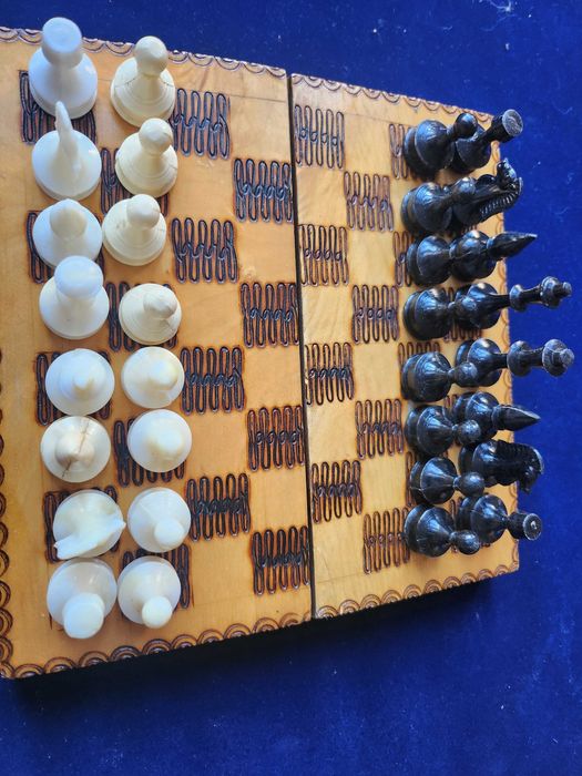 шах с к-т фигури 29х29 см / малък пирографиран 17х17 см с фигури