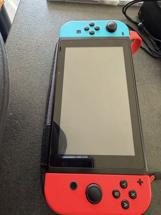 Продавам Nintendo Switch + игри