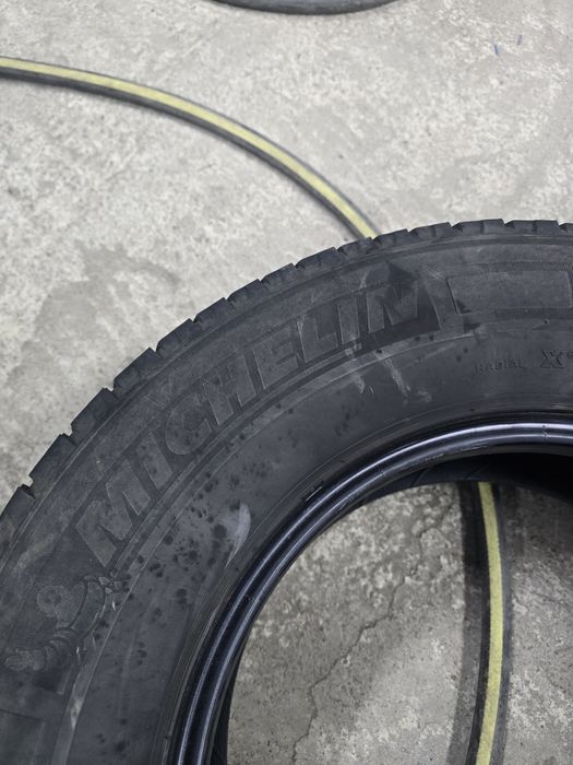 2 Броя Бусови 225/75/16C Michelin 5,6mm 22dot