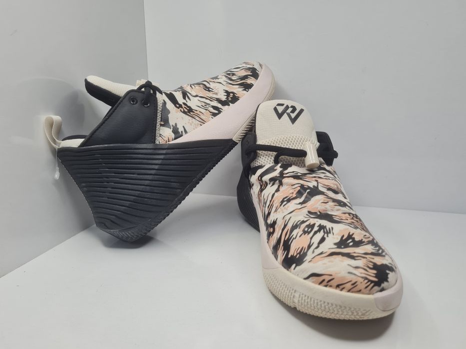 Кецове Air Jordan Westbrook 

Чисто нови с кутия.

Размер 38.5 стелка