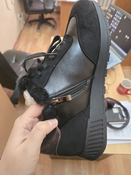 Продам зимние кроссовки