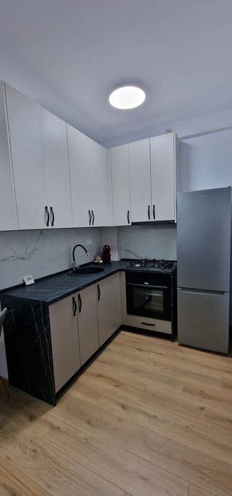 Apartament de închiriat plus loc de parcare.
