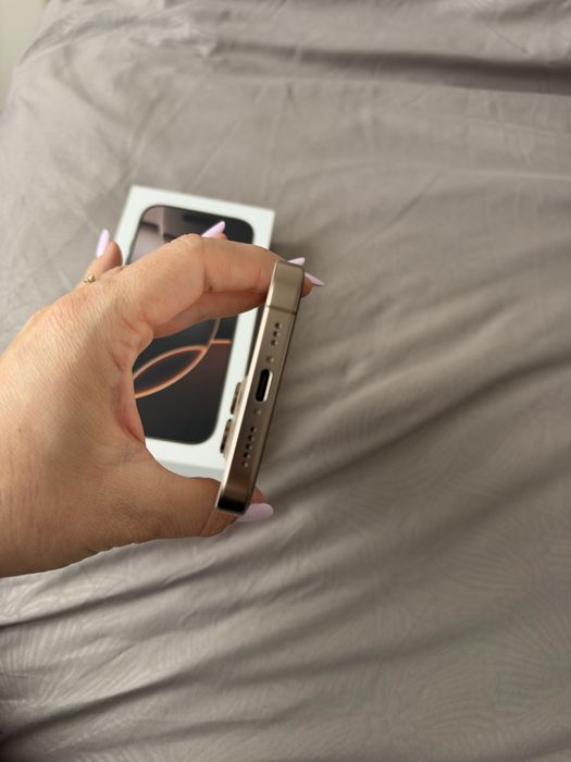 Iphone 16 pro desert titanium