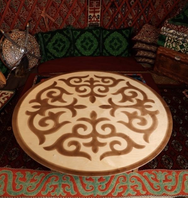 Стол (қазақша стол) с 4 стульчиками, 150 диаметр