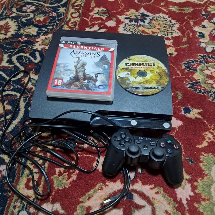 Este un ps3 cu doua sidiuri