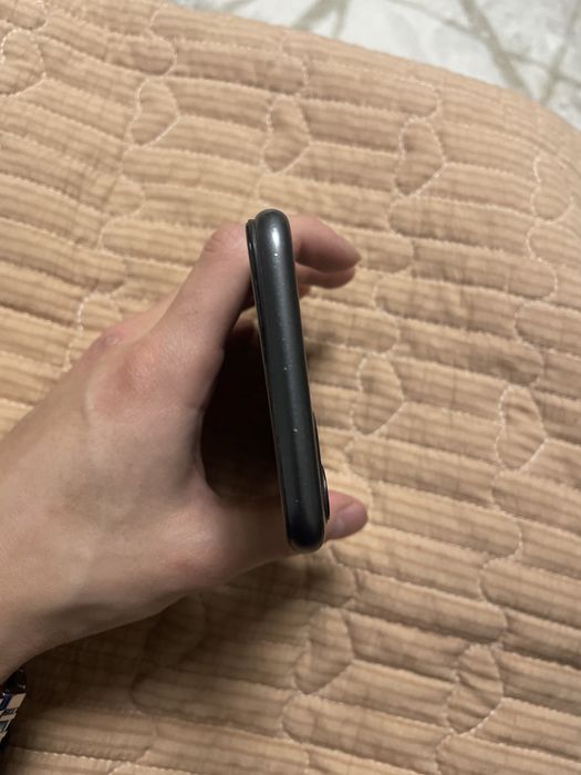 продам iPhone 11