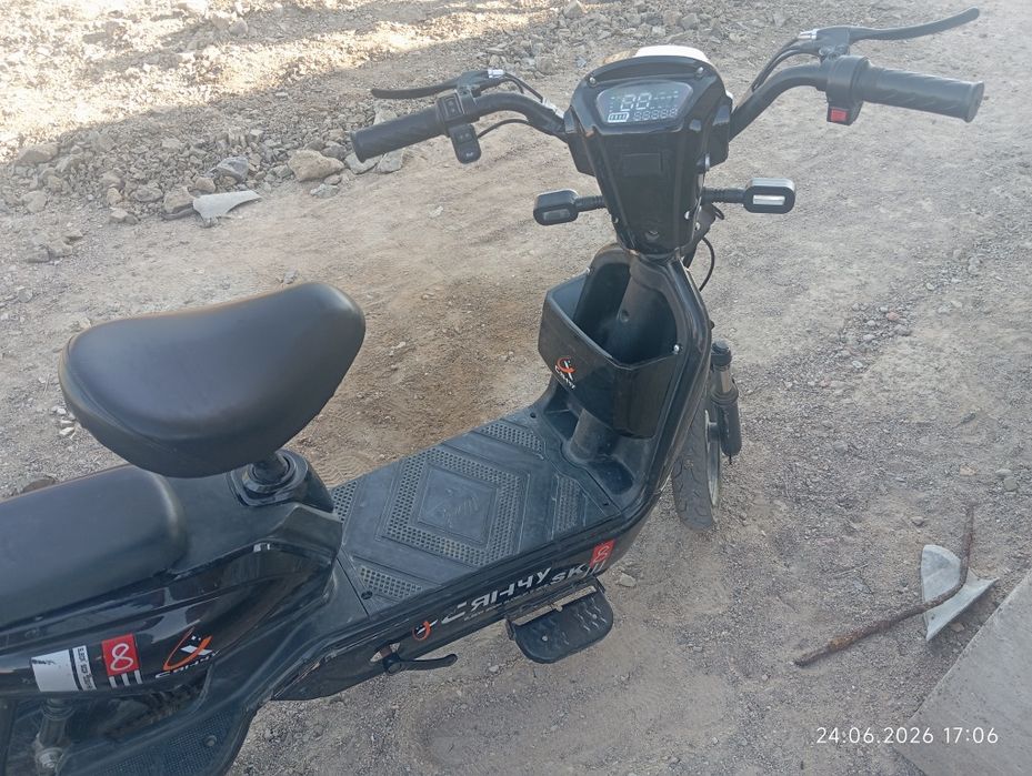 Продам скутер ск8