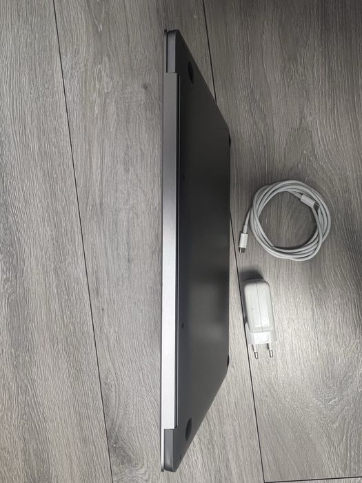 MacBook Air 13 - M1 (2020) baterie 85%