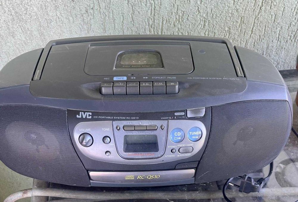 Vând radio JVC RC-QS10BK radio CD casetofon portabil – radio funcțional, numai 100 lei