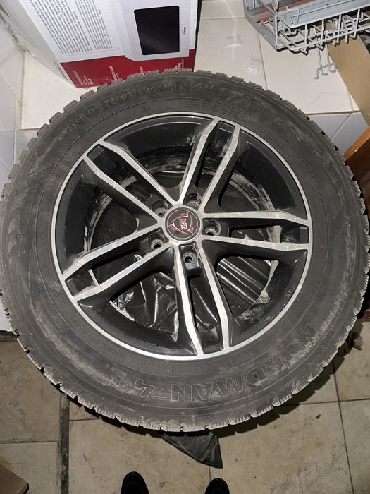 Продам диски с резиной зимние 215/60/16