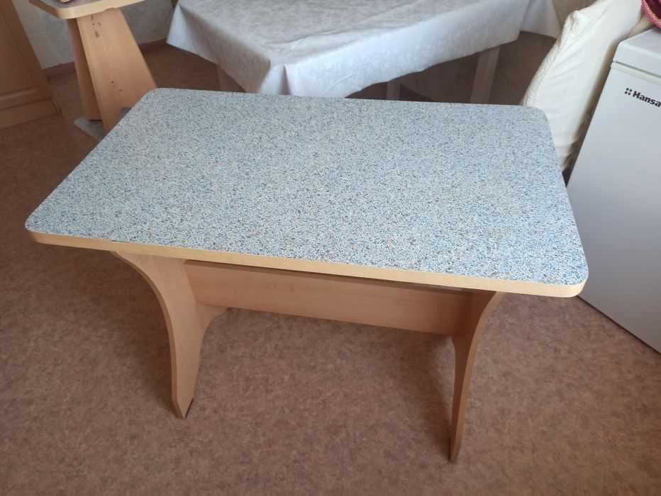 Кухонный стол и стулья