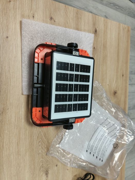 Proiector LED Solar Multifuncțional IP66 – Reîncărcabil, 2700K–6500K, Nou