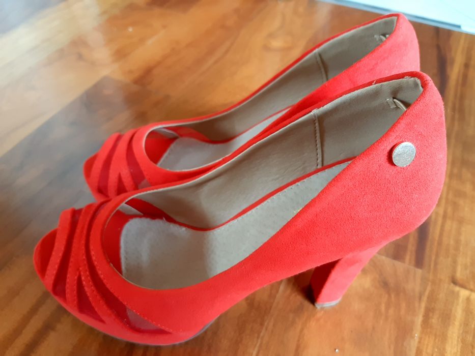 Червени отворени елегантни обувки