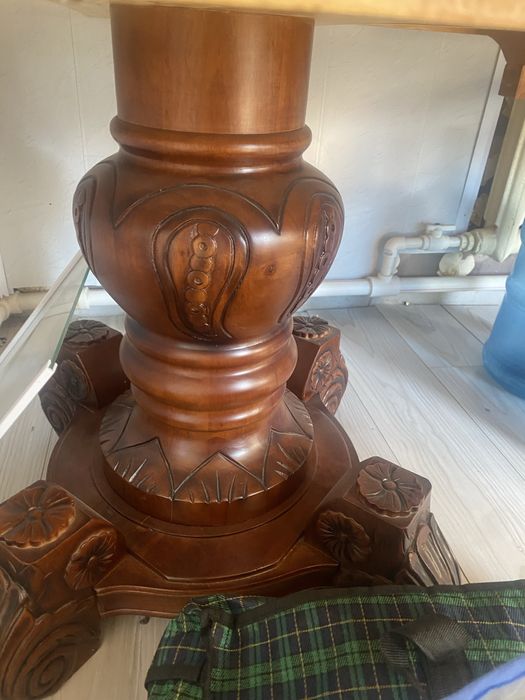 Стол для гостей красный