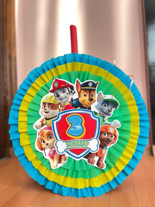 Пинята на всякаква тема с персонализирана украса