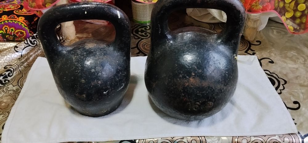 Штанга в хорошем гиря Российская, лежак в хорошем состоянии.