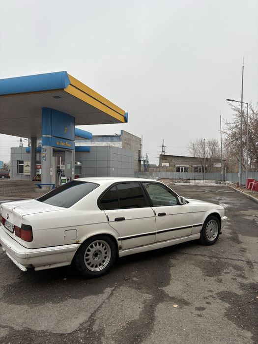 Продам машину бмв е34